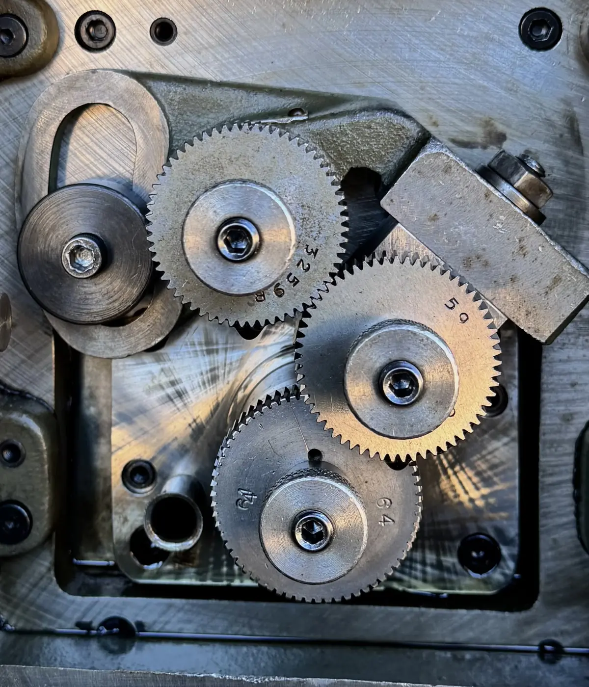 Change gears on a gear hobbing machine